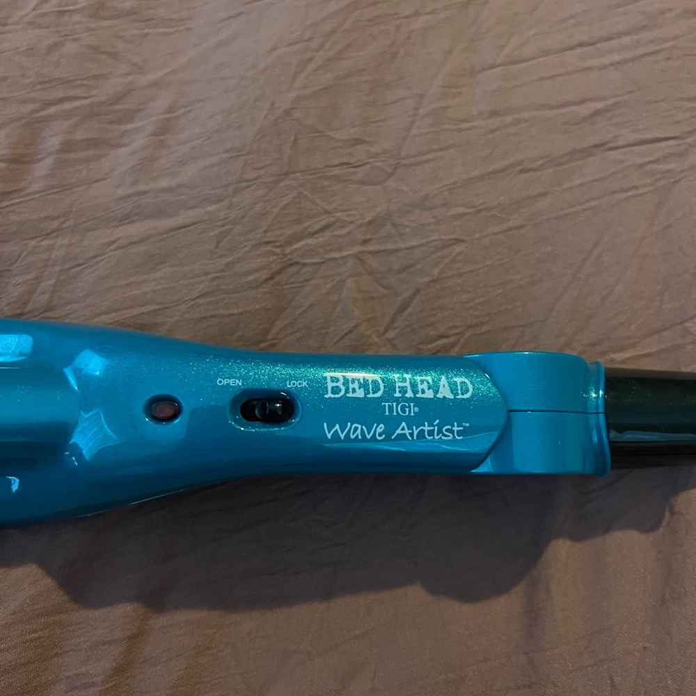 Bed head wave artist